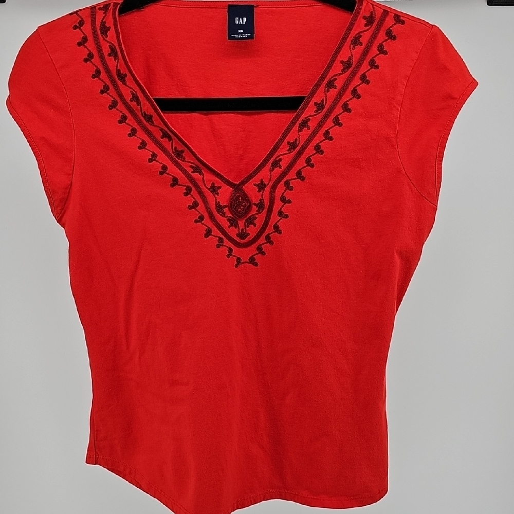 GAP Women's Scarlet Embroidered Tee sz xs, boho, casual